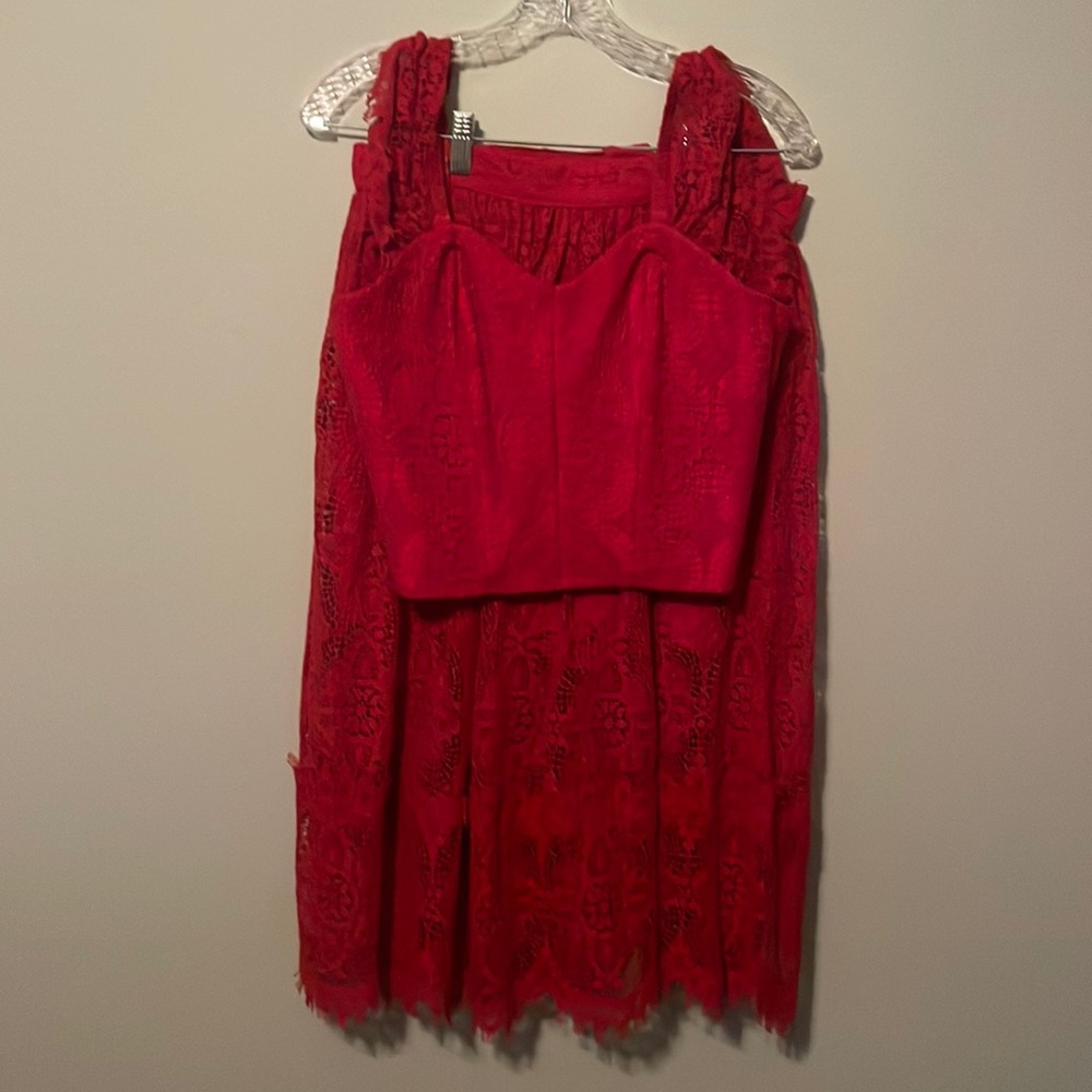 The M top size: 37-39 inches bust, 28-29.5 waist. The skirt is L- 30-31 inches
